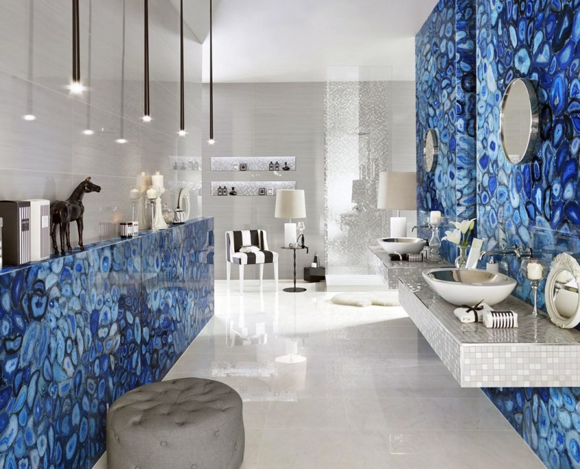 Imponujący efekt nadają łazience powierzchnie z naturalnego agatu - we wszystkich odcieniach błękitu. Płyty z kamieni półszlachetnych można także podświetlić.
