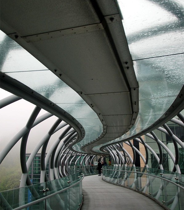 Nowoczesna architektura w obiektywie - mostek ze stali i szkła