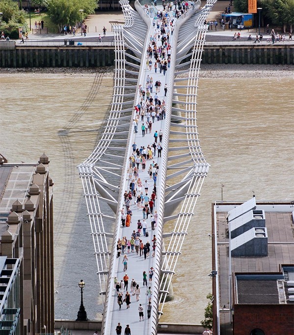 Londyn. Most Milenijny widoczny z katedry Św. Pawła
