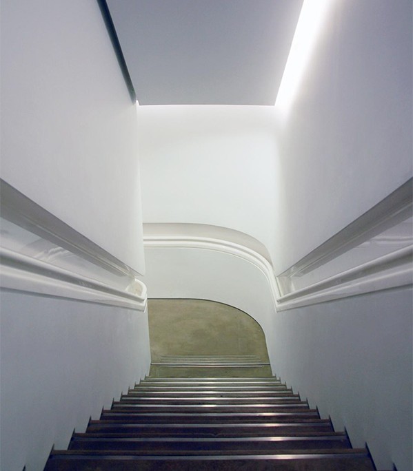 Do wpuszczonych w ścianę poręczy pasuje też podwieszany sufit i oświetlenie klatki schodowej