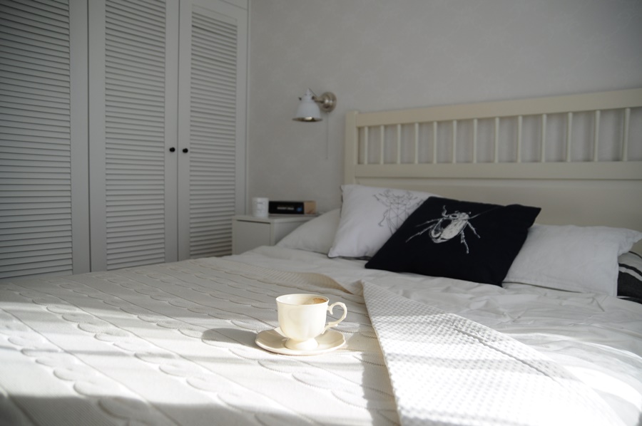 Skandynawska sypialnia w bieli