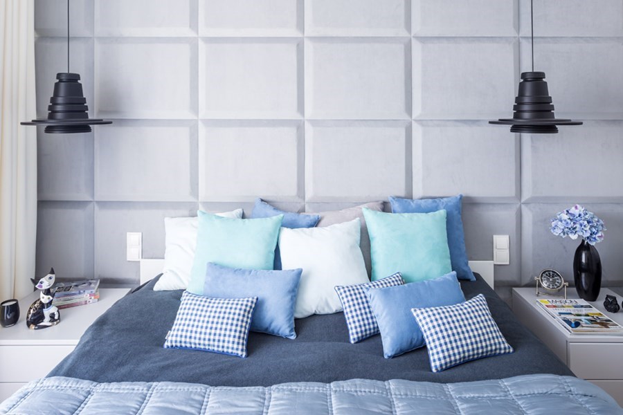 Sypialnia z niebieskimi dodatkami -poduchy i poduszki dekoracyjne