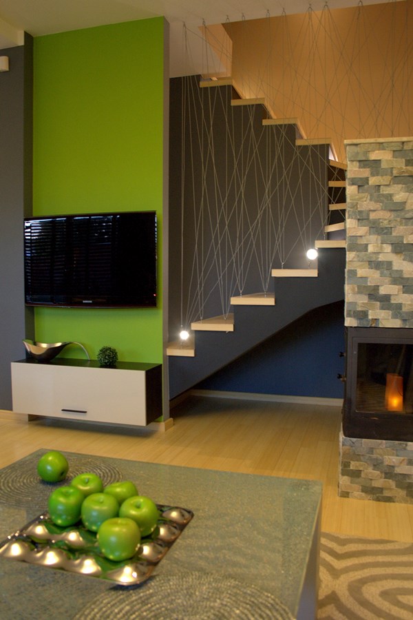 Salon w zieleni - nowoczesne wykończenie schodów