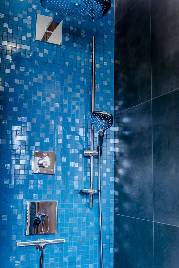Niebieska mozaika w łazience