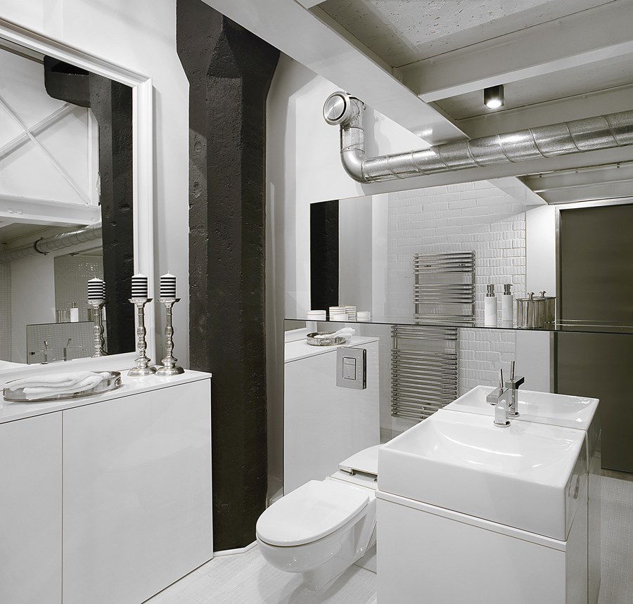 Industrialna łazienka w jasnych barwach - Inspiracja - HomeSquare