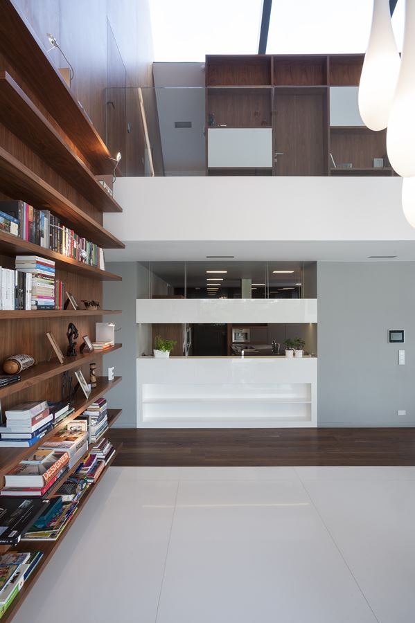 Biblioteka i barek kuchenny Drewniana biblioteczka