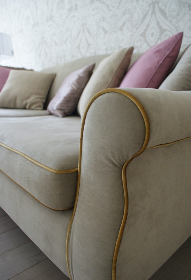 Klasyczna beżowa sofa