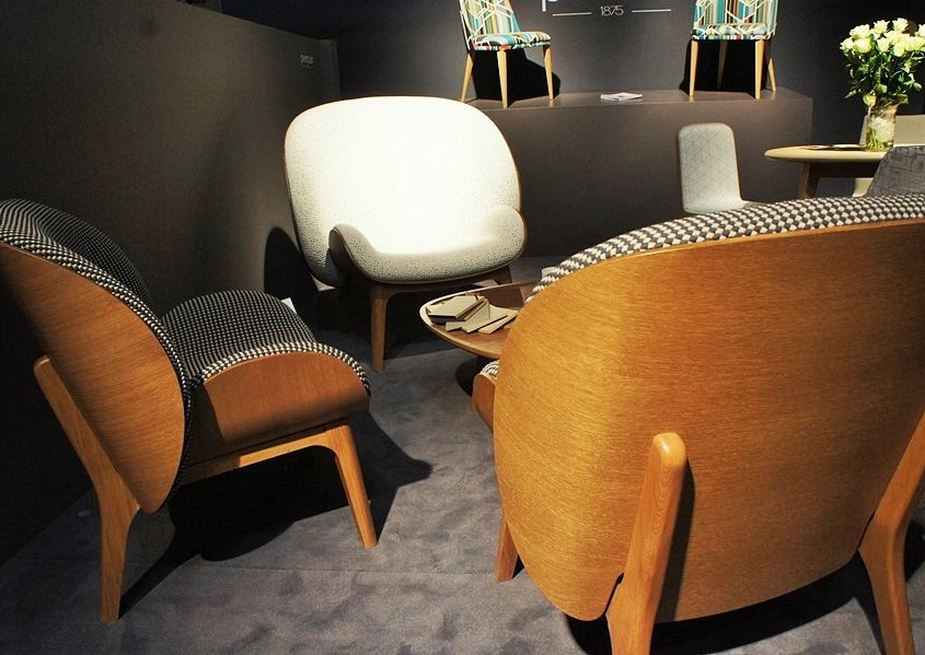 krągłe kształty mebli inspirowane epoką lat 50. i 60.