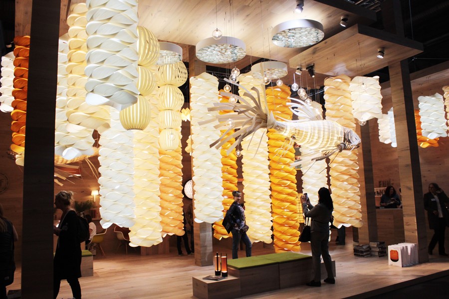 wystawa lamp podczas Salone del Mobile. Milano 2015