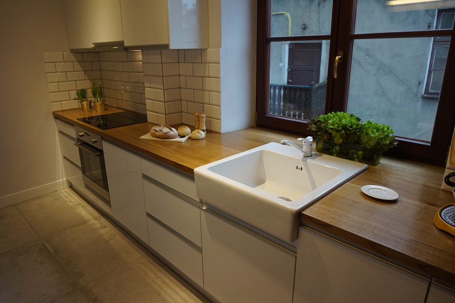 Aranżacja małej kuchni w eklektycznym stylu cegła i beton architektowniczny