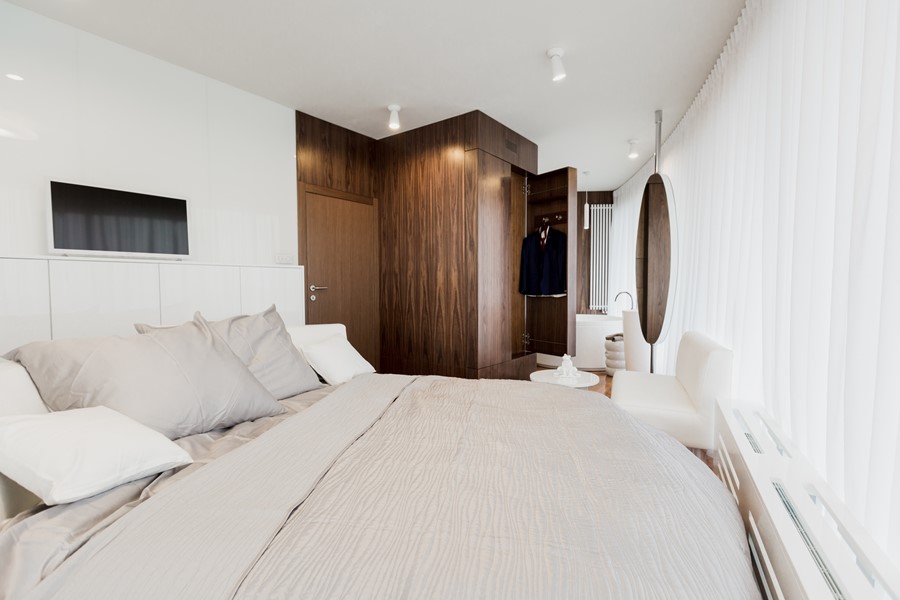 Biało-brązowa sypialnia w nowoczesnym stylu