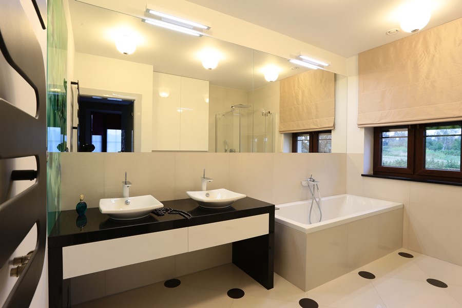Biała łazienka z prysznicem i wanną w nowoczesnym stylu