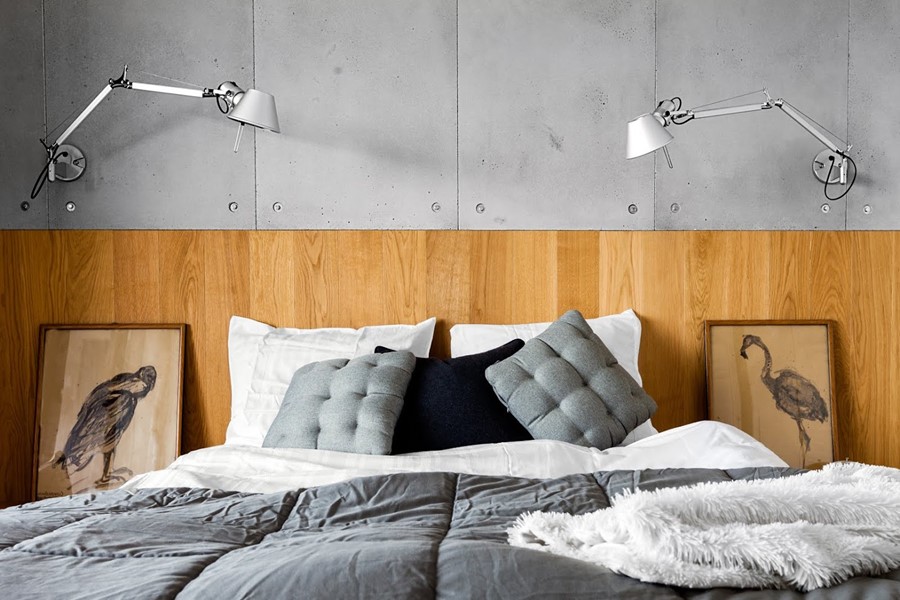 Nowoczesna sypialnia beton dekoracyjny i drewno - poduchy dekoracyjne