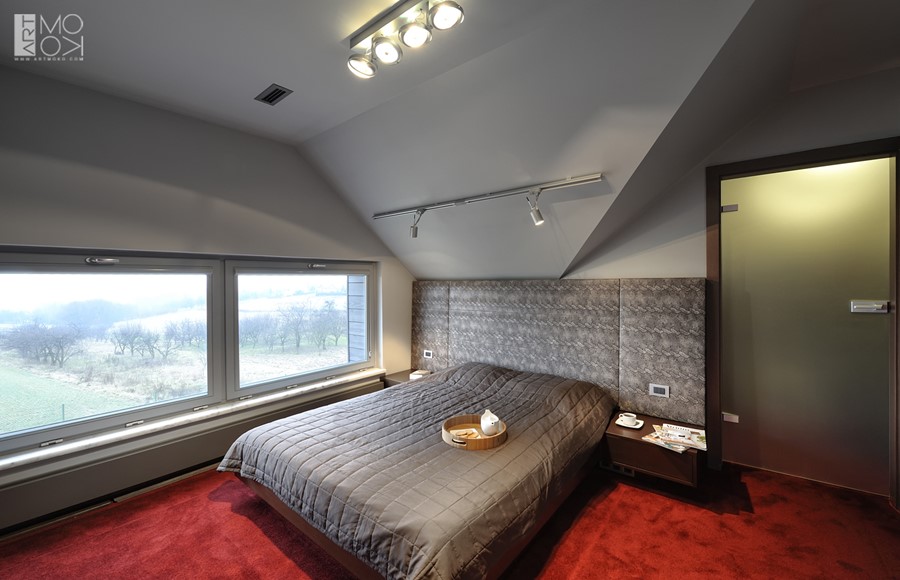 Nowoczesna sypialnia w czerwieni i szarościach styl nowoczesny