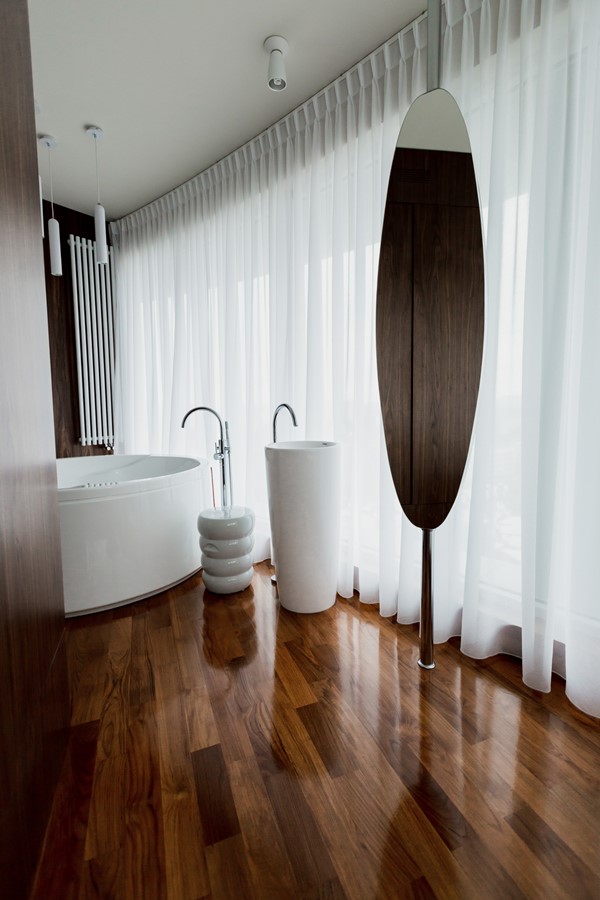 Obrotowe lustro łazienkowe w nowoczesnym stylu