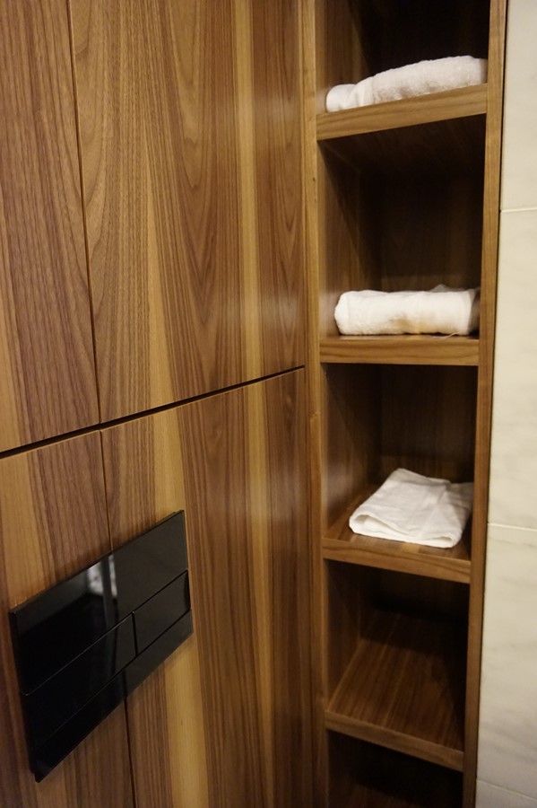 Półki łazienkowe z drewna w nowoczesnym stylu