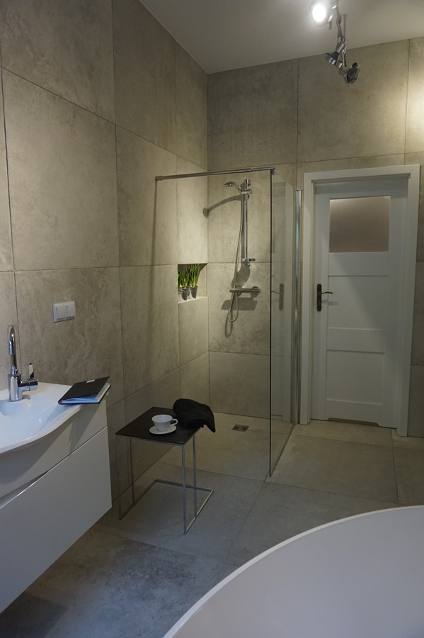 Półotwarty prysznic w łazience styl industrialny