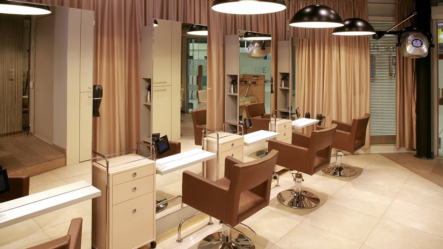 Aranżacja salonu fryzjerskiego w beżach Aranżacja salonu fryzjerskiego w beżach styl nowoczesny