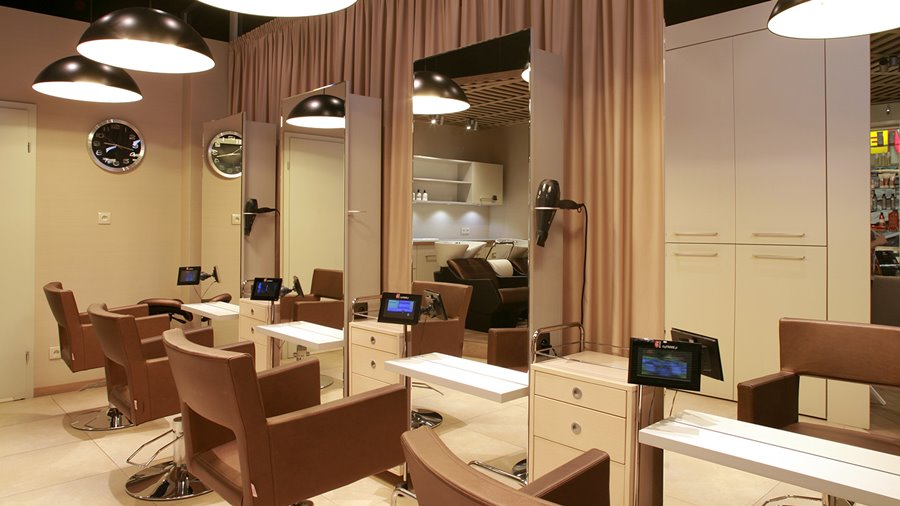 Beżowy salon frzyjerski Beżowy salon frzyjerski jak urządzić