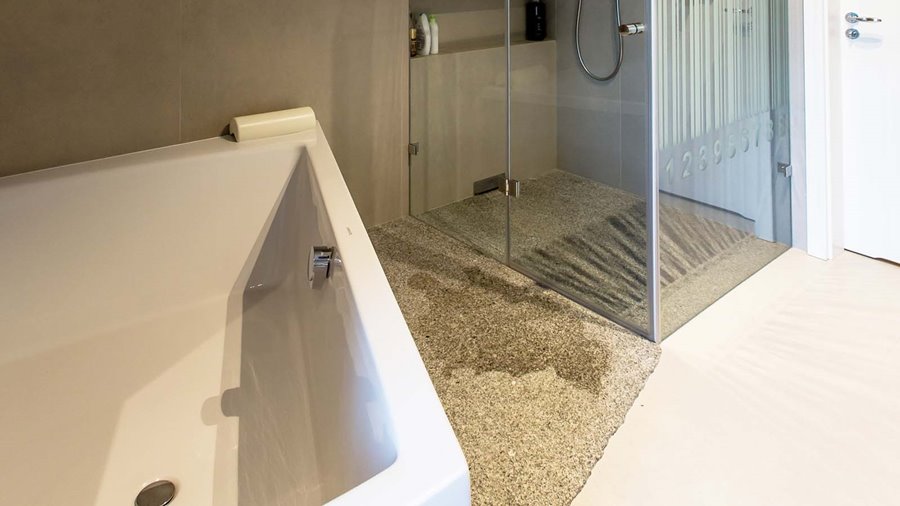 Kamienna posadzka w łazience styl nowoczesny
