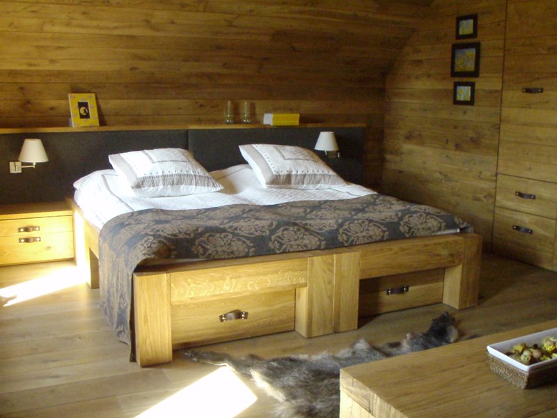 Sypialnia w domu z drewna aranżacja