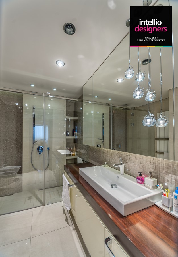 Nowoczesna łazienka z dużym prysznicem Intellio designers