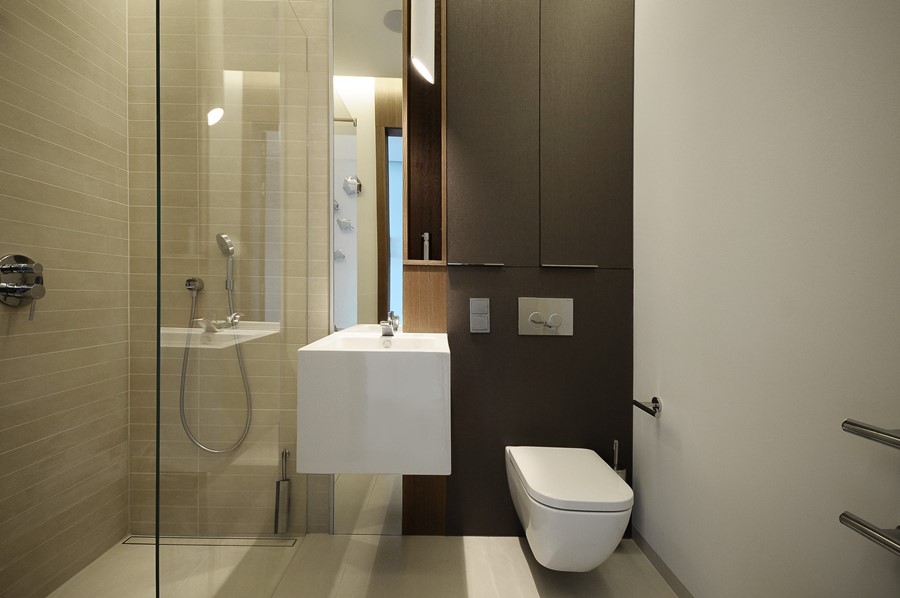 Minimalistyczna łazienka z przeszklonym prysznicem Formativ