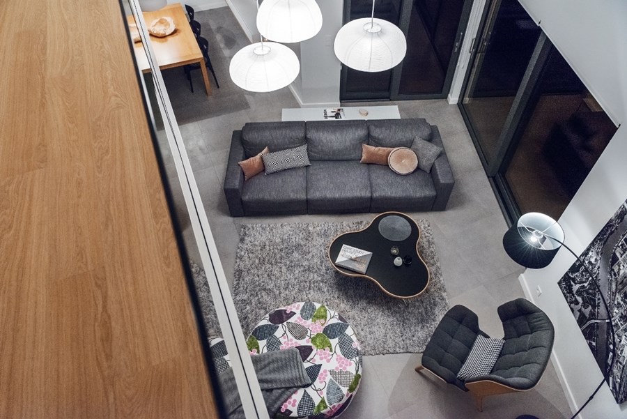 Salon z antresolą w szarościach
