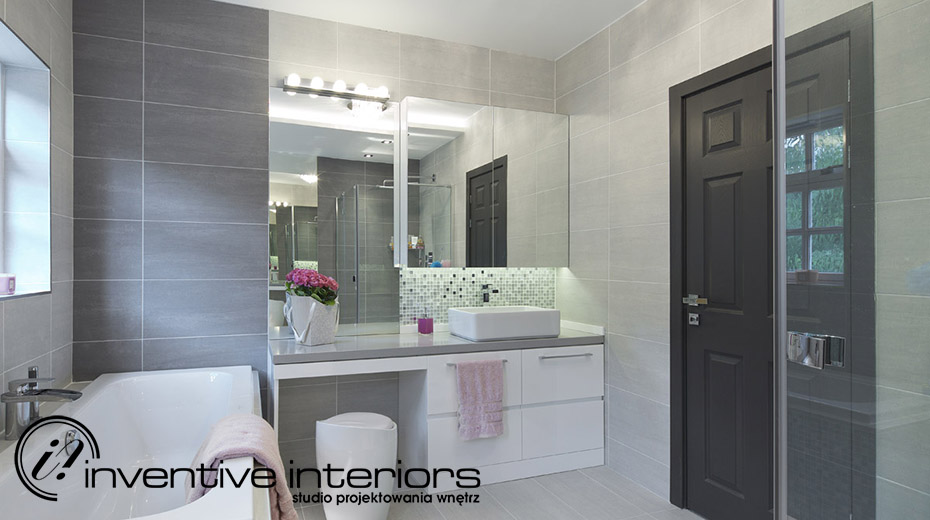 Siwa łazienka z delikatną mozaiką Inventive Interiors