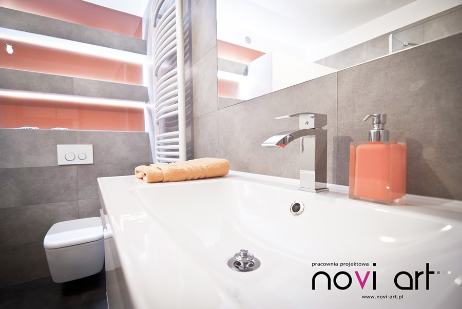 Szara łazienka z pomarańczowym akcentem Novi Art