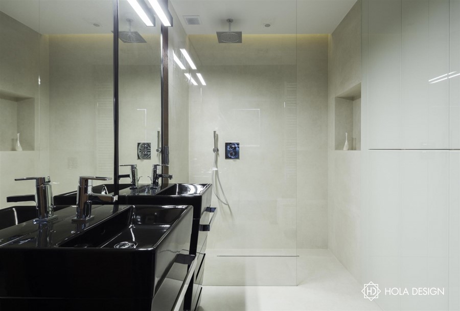 Czarne umywalki w jasnej łazience Hola Design