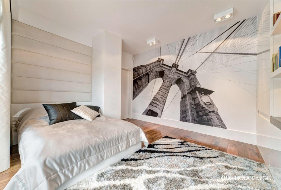 Stylowa sypialnia ze ścienną grafiką Hola Design