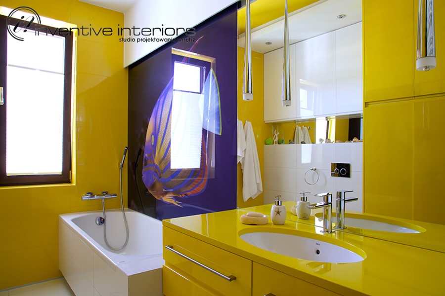 Żółta łazienka w nowoczesnym stylu Żółta łazienka w nowoczesnym stylu Inventive Interiors