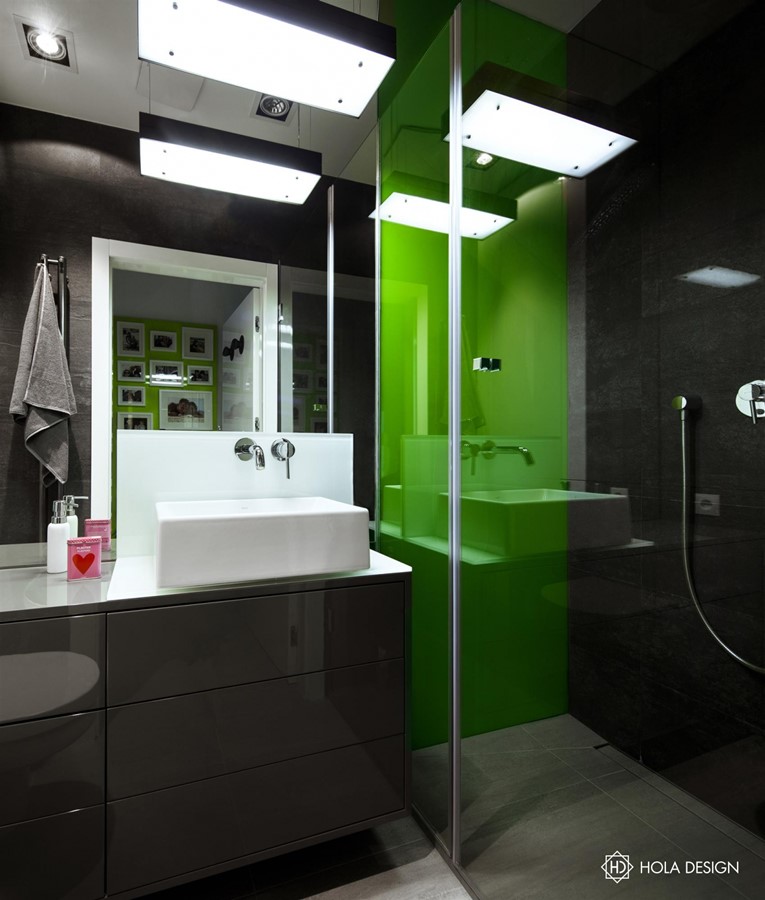 Grafitowa łazienka z zielonym akcentem Hola Design