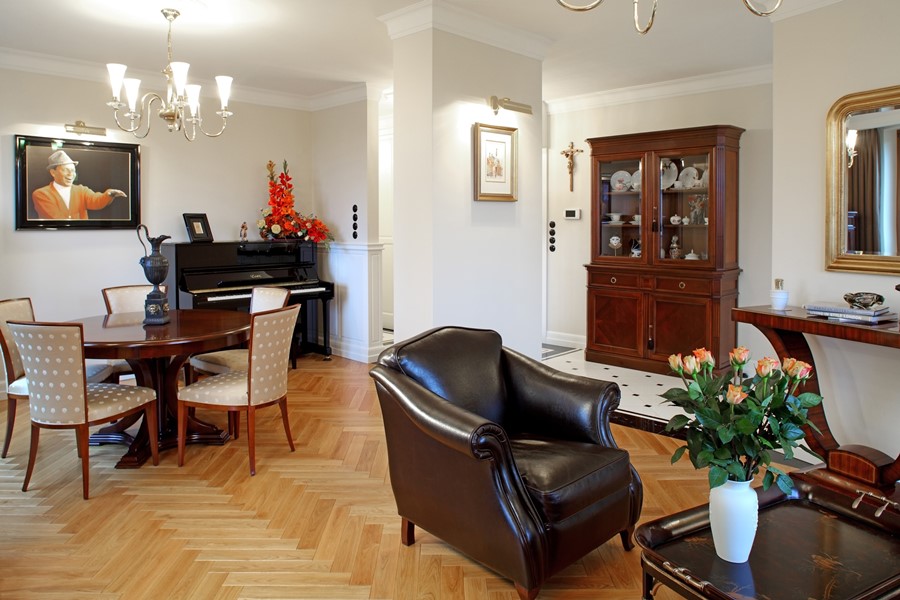 Klasyka w salonie z jadalnią Klasyka w salonie z jadalnią RS Studio Projektowe