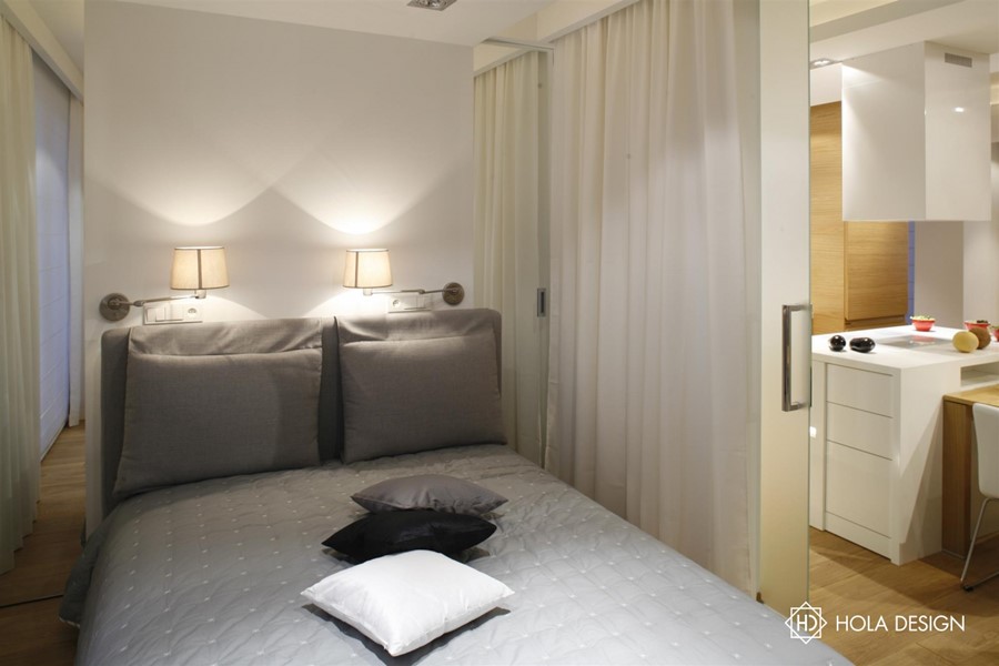 Mała sypialnia z przesuwnymi drzwiami Hola Design