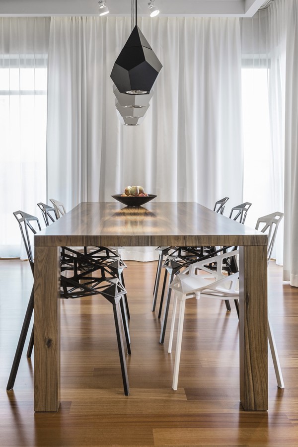 Nowoczesna jadalnia z designerskimi krzesłami 1
