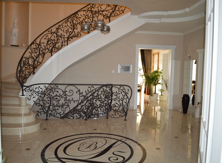 Stylowy hol z kutymi balustradami Stylowy hol z kutymi balustradami Alab Kowalstwo