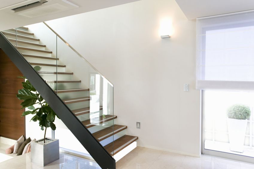 Szklane balustrady w nowoczesnym wnętrzu Szklane balustrady w nowoczesnym wnętrzu Alab Kowalstwo