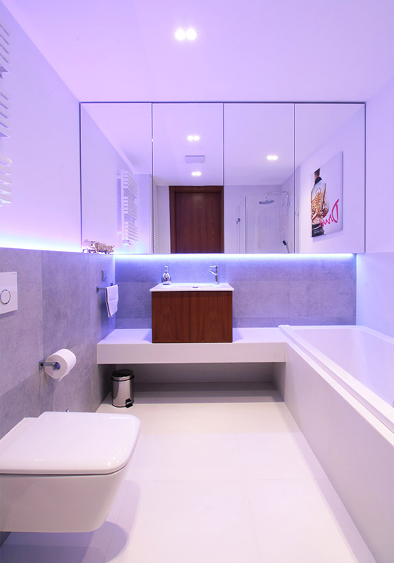Błękitne oświetlenie w łazience Kołodziej Szmyt
