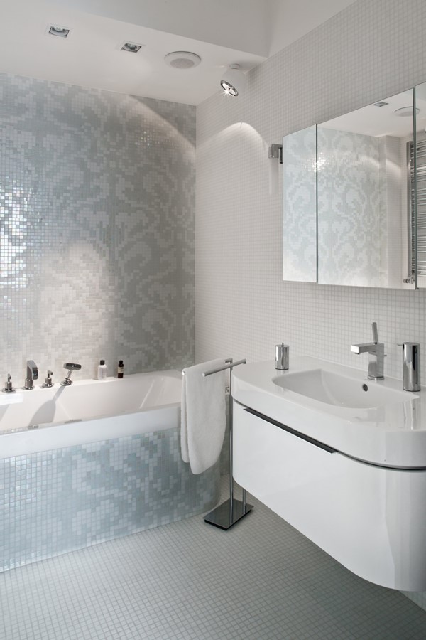 Mozaika w białej łazience Studio Agnieszki Zydorowicz