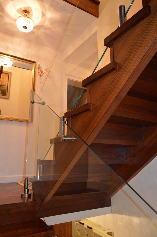 Szklane balustrady z drewnianymi schodami 1