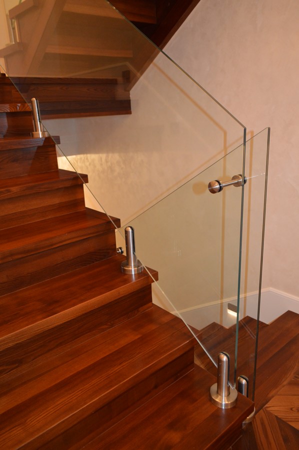 Szklane balustrady z drewnianymi schodami 2