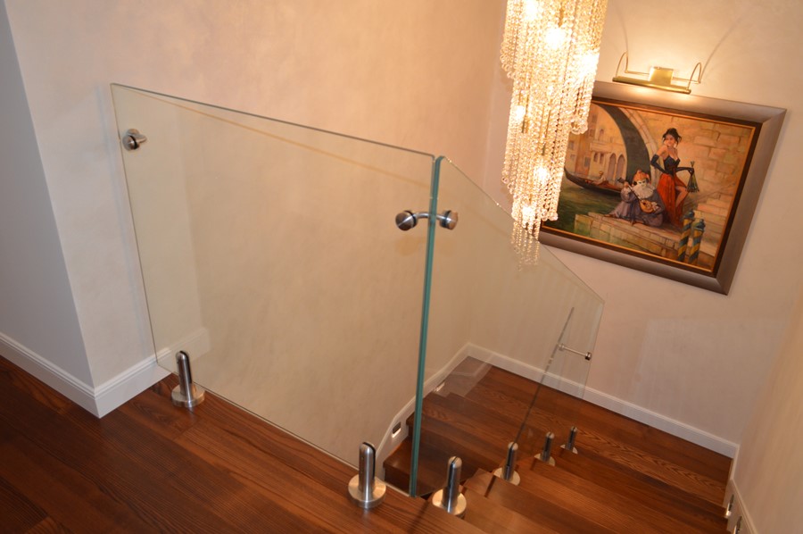 Szklane balustrady z drewnianymi schodami 3