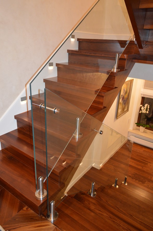 Szklane balustrady z drewnianymi schodami Szklane balustrady z drewnianymi schodami Alab balustrady i schody