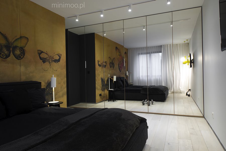 Minimalistyczna sypialnia z lustrzaną garderobą Minimoo