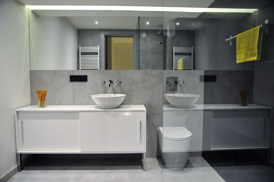 Minimalistyczna łazienka z przeszkleniami Omii Agata Słoma