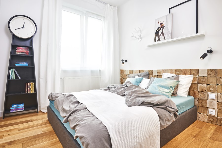 Motyw drewna w minimalistycznej sypialni Living Box