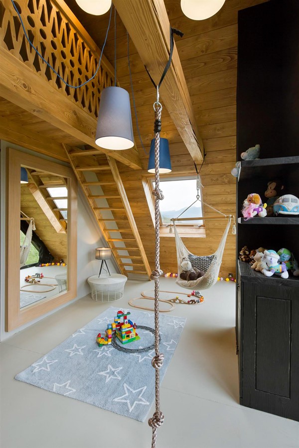 Pokój dziecięcy na poddaszu z wysokim stropem Hola Design