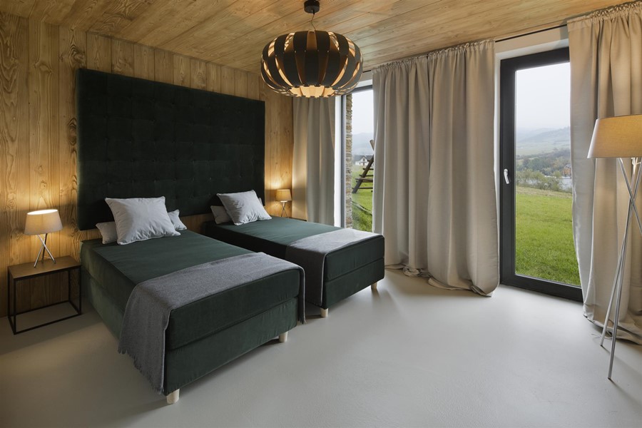 Sypialnia dla gości wykończona drewnem Hola Design